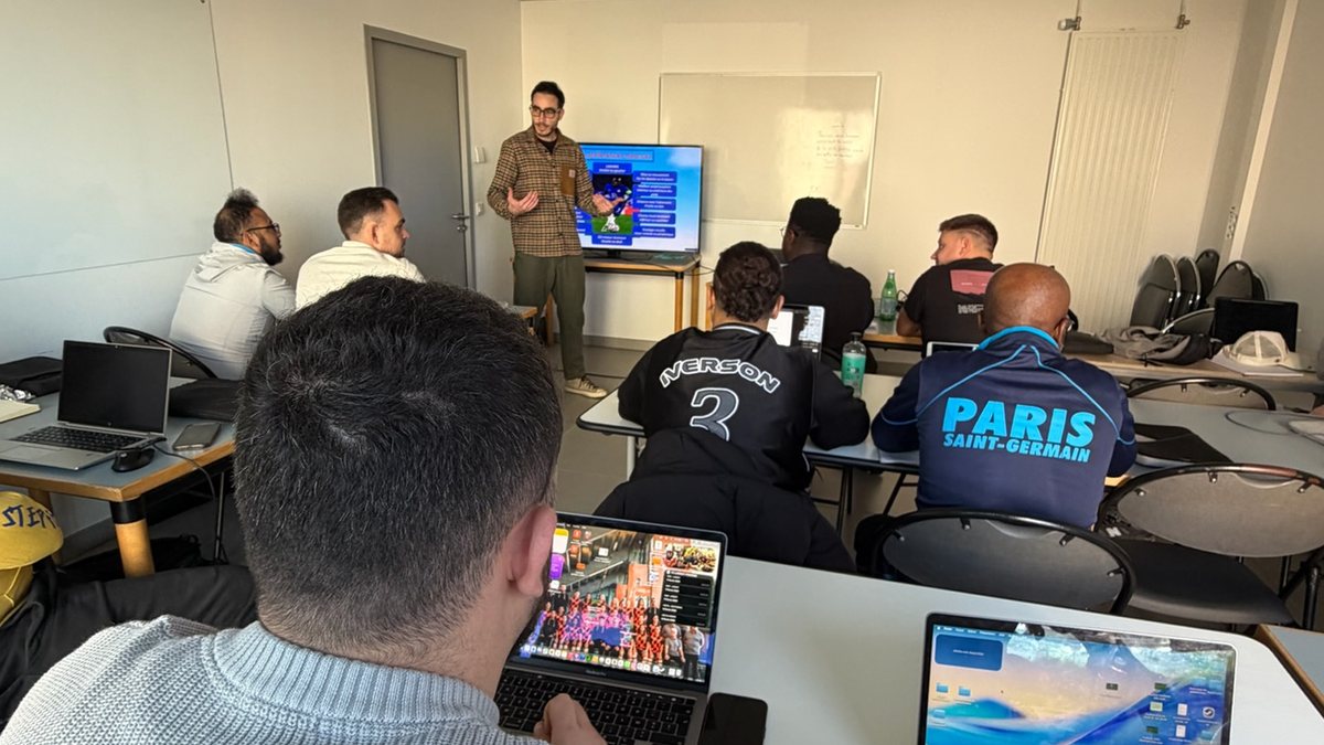 Session de formation recruteur football à l'École des Métiers du Football : un intervenant présente au tableau devant des stagiaires